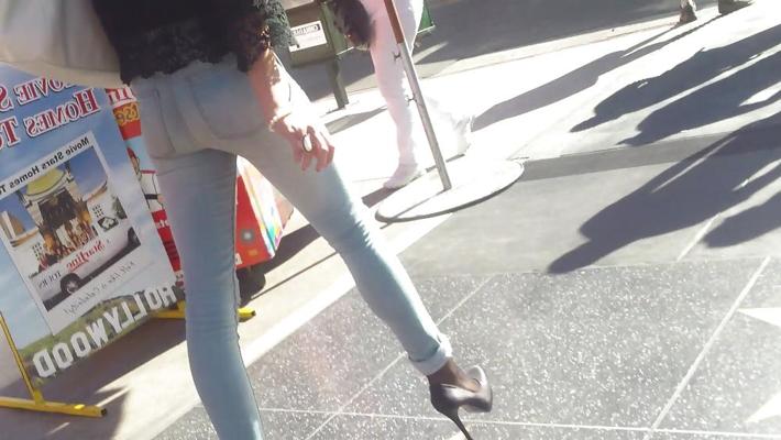 25P Cul et fesses d'adolescent sexy et lisses en jeans bleus