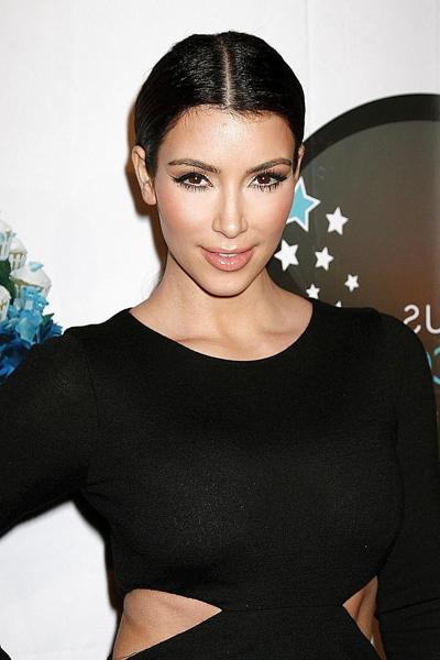 13P Kim Kardashian au célèbre magasin de cupcakes de Beverly Hills