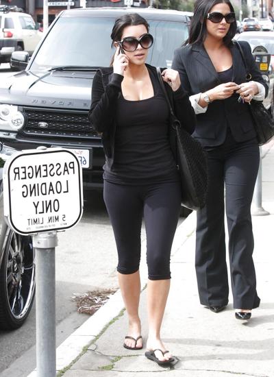 19P Kim Kardashian décolleté sur le vif à West Hollywood3