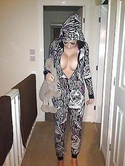 25P British Chavs Flashing their Flesh