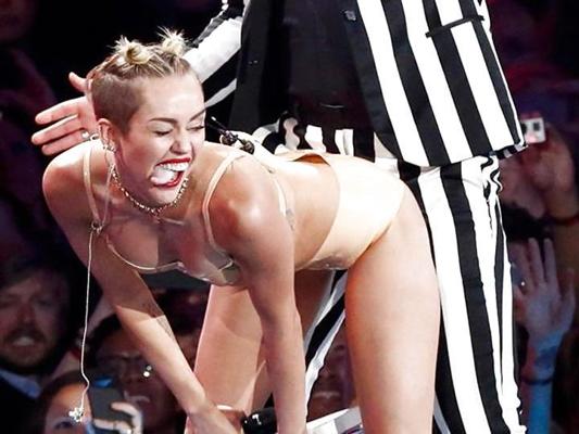 25P Стриптизерша Майли Сайрус позирует на VMA 2013, галерея 1