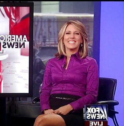 4P Alisyn Camerota – Lila Satinbluse