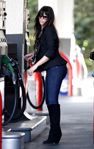 7P Kim Kardashian fait le plein de la voiture