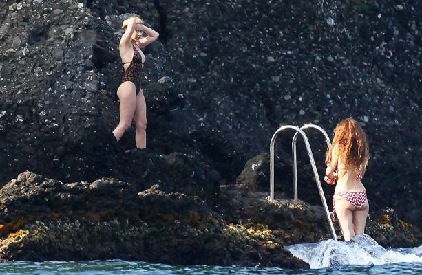 25P Kylie Minogue geiler Arsch im Badeanzug