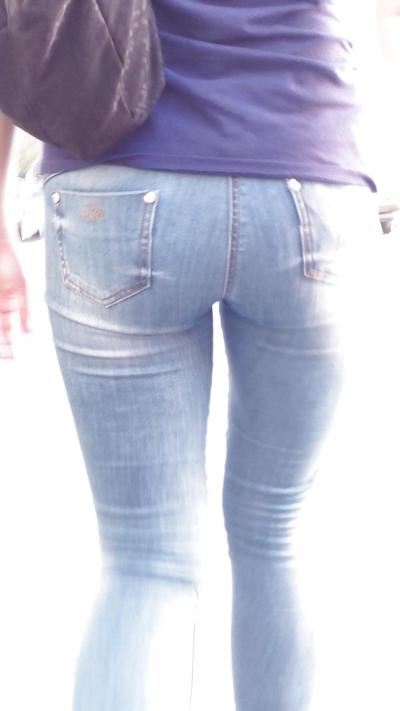 25P Jeune grande et longue, cul et fesses sexy en jeans