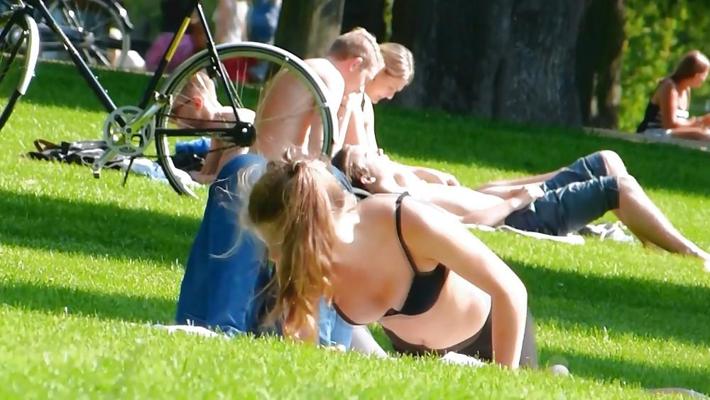 17P Hot teen in the park - ragazza al parco