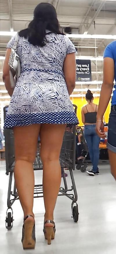 12P Sexy, große, heiße Latina-MILF mit Oberschenkeln und Voyeur, die herumstolziert