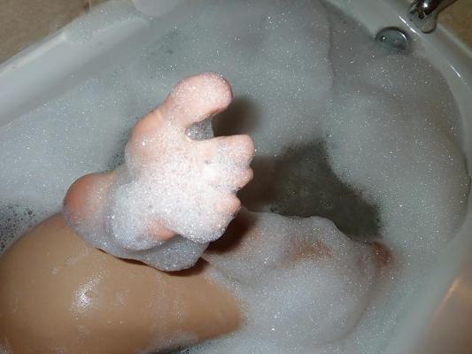 4P Feet in bath