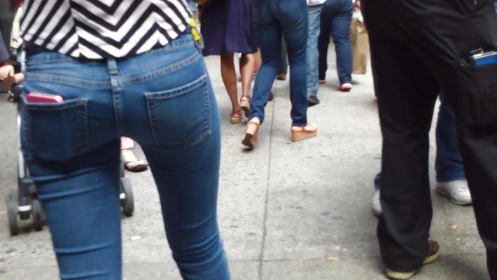 14P Joli cul et cul maigres et serrés en jeans
