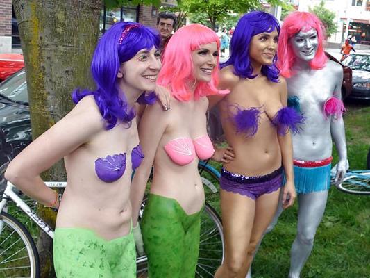 25P Nude Painted Ladies in Public Fetish Gallery 6