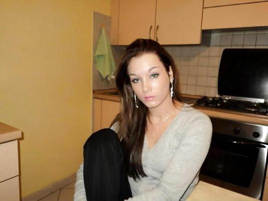 9P Fille roumaine : Corina