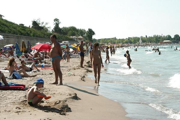 25P Girls with big boobs at the beach