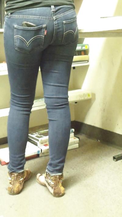 25P Schöner, sexy, enger Teenie-Arsch und -Hintern in blauen Jeans