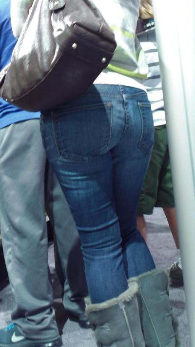 18P Ado avec un beau gros cul et des fesses en jeans bleus