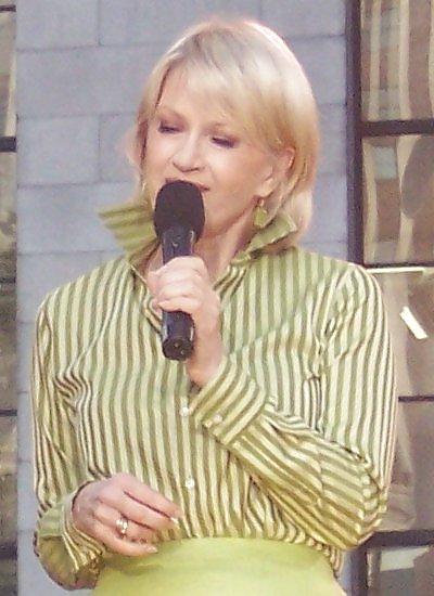 4P Diane Sawyer ist eine wunderschöne reife Frau.
