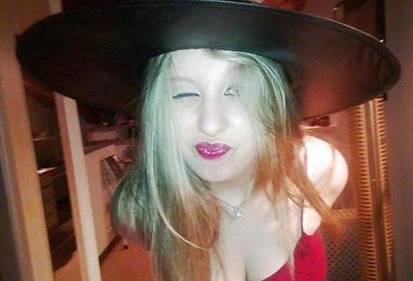 10P Laura - Blonde Gothic Cutie 