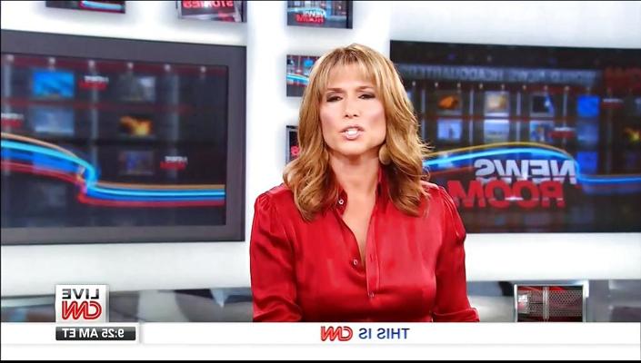 9P Carol Costello in roter Satinbluse