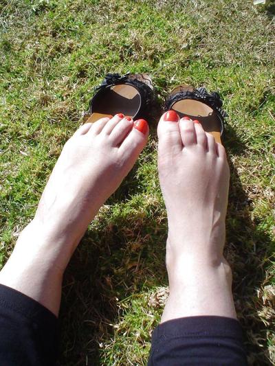 25P Schöne rote Füße und Schuhe