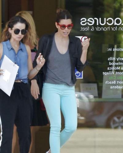 7P Jessica Biel in engen blauen Hosen
