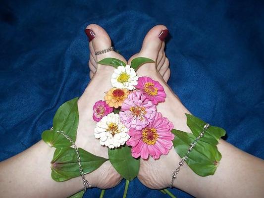 10P Lady Holly's Flowered Feet Of Fantasy