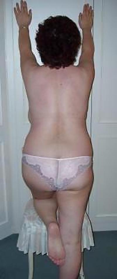 8P Mature Mom Likes to Pose For You