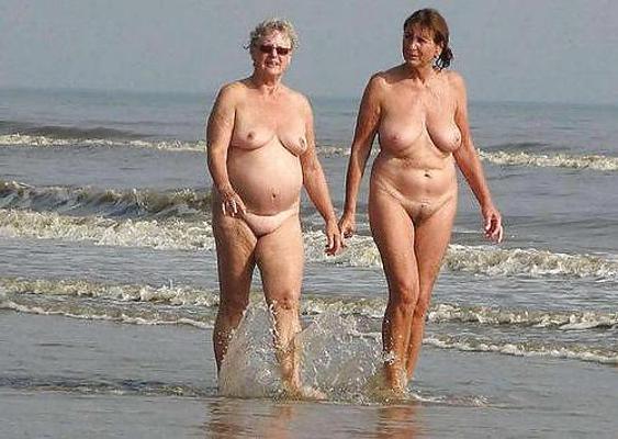 20P Granny naked outdoor 1.