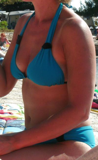 15P Meine Frau am Strand in Kroatien