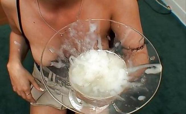 25P グラスから精液を飲むのどが渇いた女