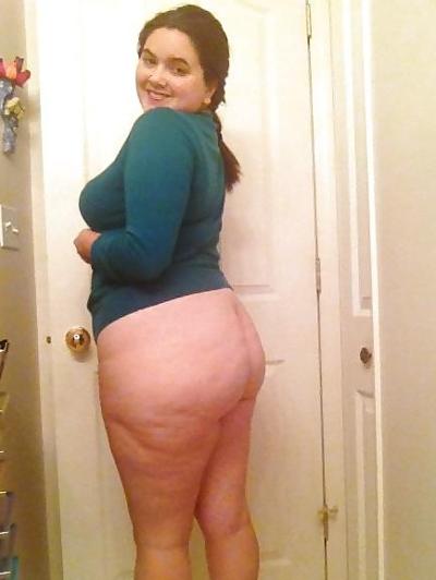 25P Adorável garota BBW sorridente posando pela casa