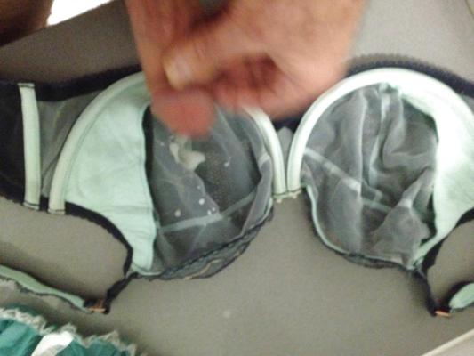 5P Size 14E bra and size 10 panties for wanking