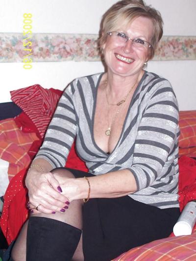 25P Granny Cleavage tits