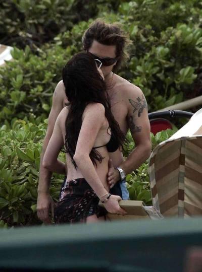 10P Lindsay Lohan se fait attraper les seins à la plage