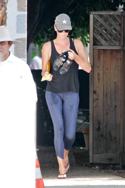 25P Charlize Theron - Pussy Crack