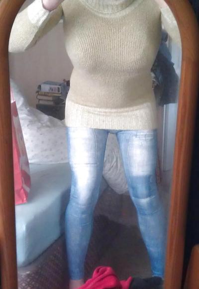 6P Sissy-Boi-Schlampe in Jeggings