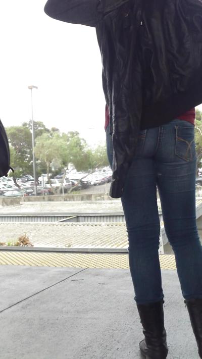 25P Cul et fesses serrés d'une ado sexy en jeans bleus