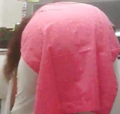 4P インド人おばさんがかがむ