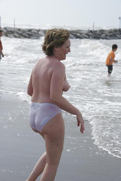 10P BEACH voyeur public nudity outdoor mature wives pussies
