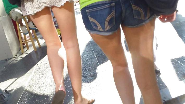 25P Ado française exhibant ses fesses et son cul dans une jupe courte sexy