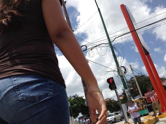 14P Mexicana-Sabroso culo cruzando el semaforo de la universidad