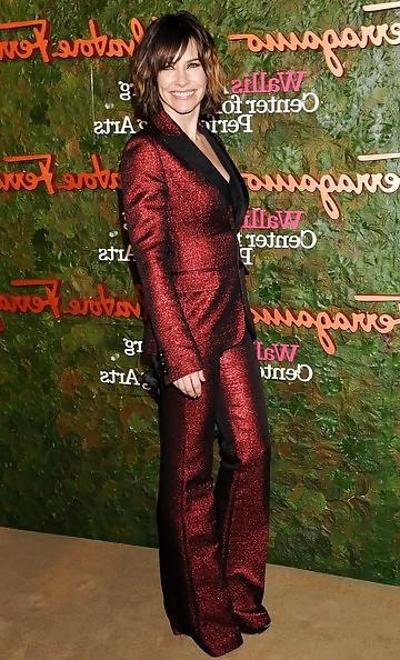 25P Evangeline Lilly HOT 'n' SEXY in glänzend-glitzerndem Rot