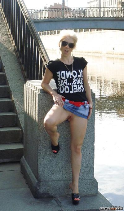 25P Amateur wife posing in latex