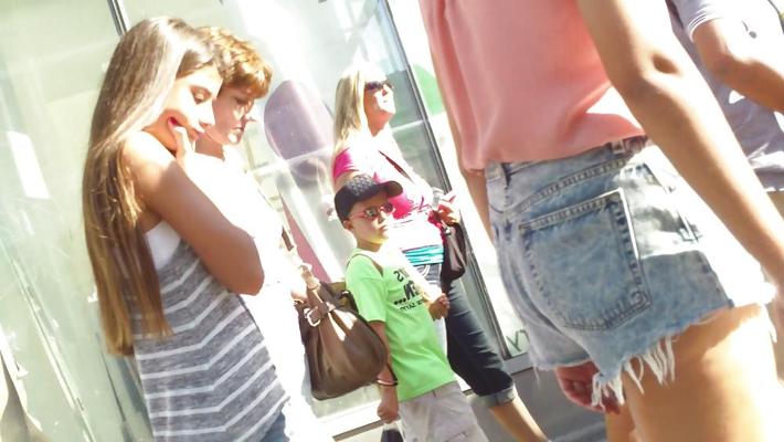 25P Cul d'adolescent craque et fesses en short en jean