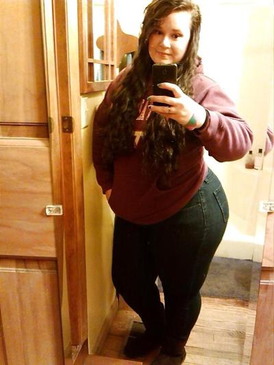 25P Thick babe Randie shows off her gorgeous ass