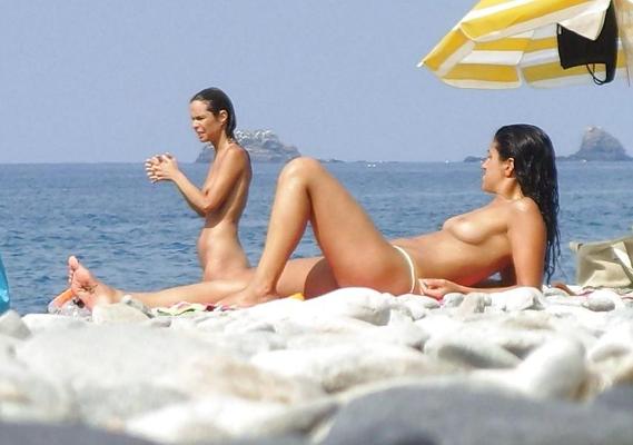 25P Real Nudists On The Beach