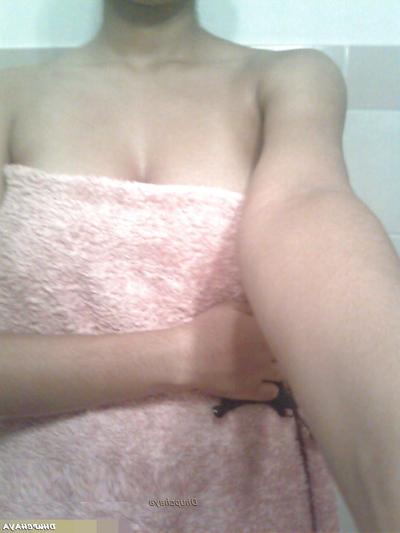 9P Desi Hermosa novia mostrando sus grandes pechos y su coño