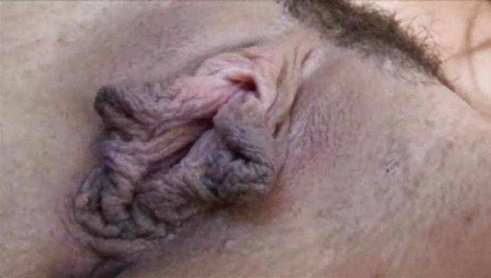 15P Andie Valentino montre ses énormes lèvres de chatte - scène de papillon
