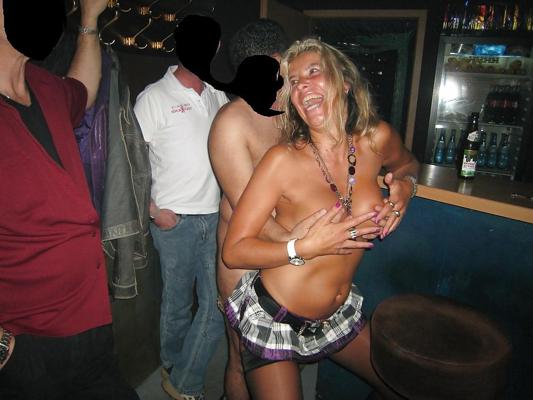 7P Die geile Fotze Julia wieder mal in der Bar abgefickt