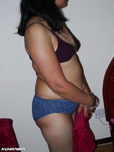 11P HOT DESI SEXY BHABHI POSE AND TEASE
