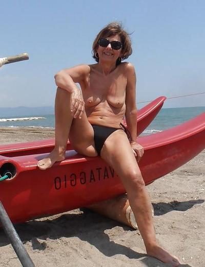 6P Mostrando meu corpo maduro na praia