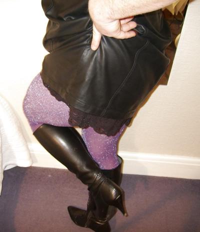 9P Lederkleid und Stiefel